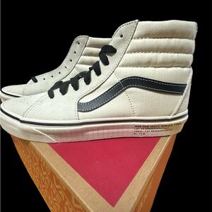 Men’s high top Vans 9.5